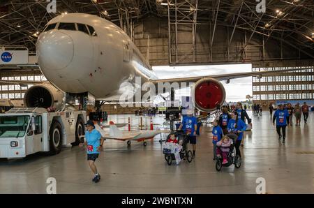 La NASA Langley Open House ha attirato più di 37.000 partecipanti, con la 5K Moon Walk Run annuale. Il pilota dell'X-59 Nils Larson e l'astronauta Victor Glover sono apparsi all'hangar di Langley, condotto dal direttore del centro Clayton Turner. Foto Stock