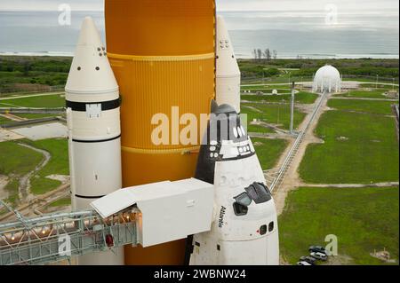 Lo Space Shuttle Atlantis viene rivelato come la Rotating Service Structure (RSS) viene ritirata alla piattaforma di lancio 39a giovedì 7 luglio 2011 al NASA Kennedy Space Center di Cape Canaveral, Flag. Atlantis è previsto per il decollo venerdì 8 luglio, sul volo finale del programma navetta, STS-135, una missione di 12 giorni verso la stazione spaziale Internazionale. Foto Stock