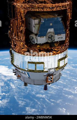 Iss063e034322 (13 giugno 2020) --- il veicolo H-II Transfer-9 (HTV-9) del Giappone contiene il pallet HTV-8 contenente vecchie batterie al nichel-idrogeno rimosse dalla stazione durante le precedenti passeggiate spaziali. La stazione spaziale Internazionale stava orbitando sopra l'Oceano Pacifico a metà strada tra le Hawaii e la California quando questa foto è stata scattata da un membro dell'equipaggio della Expedition 63. Foto Stock