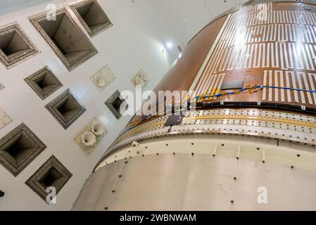 Gli ingegneri della NASA Glenn hanno trasferito l'articolo di test del modulo di servizio Orion alla Reverberant Acoustic test Facility presso la stazione Plum Brook l'8 aprile 2016 per eseguire test acustici simulando il lancio e la salita per la missione esplorativa-1. Foto Stock