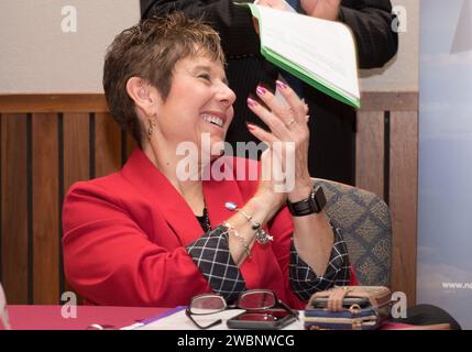 Direttore del GRC Center, la dottoressa Marla Perez-Davis reagisce a una presentazione durante il ricevimento di pensionamento per il direttore dell'Aeronautica, Ruben del Rosario Foto Stock