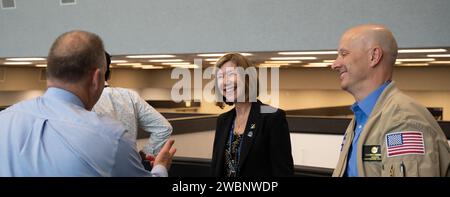 Kathy Lueders, responsabile del Commercial Crew Program della NASA, centro, è vista con Norm Knight, vicedirettore delle operazioni di volo presso il Johnson Space Center della NASA, a sinistra, e Stephen Koerner, direttore del Flight Operations Directorate presso il Johnson Space Center della NASA, a destra, dopo il lancio di un razzo SpaceX Falcon 9 che trasportava la navicella spaziale Crew Dragon della compagnia nella missione Demo-2 con gli astronauti della NASA Douglas Hurley e Robert Behnken a bordo, sabato 30 maggio 2020, nella sala di fuoco quattro del Launch Control Center presso il Kennedy Space Center della NASA in Florida. La missione SpaceX Demo-2 della NASA è t Foto Stock