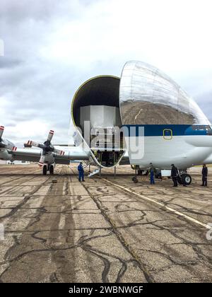 Il Super Guppy della NASA ha trasportato l'articolo Orion Service Module Structural test, incluso l'adattatore per modulo di servizio europeo e modulo equipaggio, alla struttura di lancio e atterraggio del Kennedy Space Center l'11 settembre 2020. I componenti vengono scaricati nell'edificio operazioni e cassa Neil Armstrong. Artemis testerò Orion e lo Space Launch System prima dei voli con equipaggio sulla Luna. Foto Stock