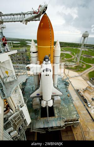 Lo Space Shuttle Atlantis viene rivelato come la Rotating Service Structure (RSS) viene ritirata alla piattaforma di lancio 39a giovedì 7 luglio 2011 al NASA Kennedy Space Center di Cape Canaveral, Flag. Atlantis è previsto per il decollo venerdì 8 luglio, sul volo finale del programma navetta, STS-135, una missione di 12 giorni verso la stazione spaziale Internazionale. Foto Stock