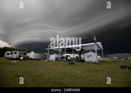 Nuvole di tempesta si sono riunite sul prato del sito stampa al Kennedy Space Center il 28 luglio 2020, durante i preparativi per il lancio di Mars 2020 trasmesso prima del decollo di Perseverance rover il 30 luglio. Foto Stock