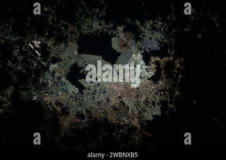 L'immagine notturna della ISS di città del Messico da 260 miglia sopra mostra le luci della città, l'aeroporto internazionale Felipe Ángeles, il parco ecologico del lago Texcoco e la catena montuosa della Sierra de Guadalupe il 19 novembre 2023. Foto Stock