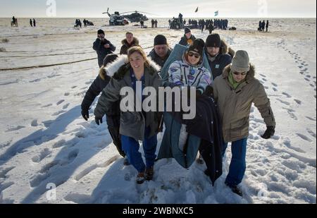 L'astronauta NASA Christina Koch viene trasportata in una tenda medica poco dopo che lei, l'astronauta ESA Luca Parmitano e il cosmonauta Roscosmos Alexander Skvortsov sono atterrati nella loro navicella Soyuz MS-13 vicino alla città di Zhezkazgan, Kazakistan, giovedì 6 febbraio 2020. Koch è tornato sulla Terra dopo aver registrato 328 giorni nello spazio --- il volo spaziale più lungo della storia da parte di una donna -- come membro delle spedizioni 59-60-61 sulla stazione spaziale Internazionale. Skvortsov e Parmitano tornarono dopo 201 giorni nello spazio dove servirono come membri dell'equipaggio della Expedition 60-61 a bordo della stazione. Foto Stock