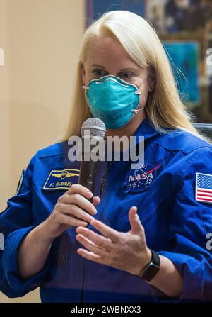 Expedition 64 l'astronauta della NASA Kate Rubins viene vista in quarantena, dietro il vetro, durante una conferenza stampa, martedì 13 ottobre 2020, al Cosmonaut Hotel di Baikonur, Kazakistan. Rubins e i cosmonauti russi Sergey Ryzhikov e Sergey Kud-Sverchkov di Roscosmos sono programmati per il lancio alla stazione spaziale Internazionale a bordo della navicella Soyuz MS-17 il 14 ottobre. Foto Stock