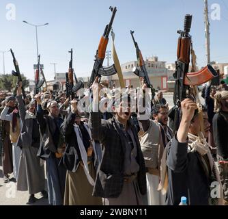 Sanaa, Sanaa, Yemen. 11 gennaio 2024. I nuovi combattenti Houthi reclutati detengono armi e slogan cantanti in una cerimonia alla fine del loro addestramento.il capo del movimento Houthi dello Yemen ha messo in guardia gli Stati Uniti e i suoi alleati circa una potenziale rappresaglia significativa se avviano un attacco militare contro la sua nazione. (Immagine di credito: © Osamah Yahya/ZUMA Press Wire) SOLO USO EDITORIALE! Non per USO commerciale! Foto Stock