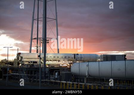 Un razzo Northrop Grumman Antares con una navicella Cygnus è stato posizionato orizzontalmente per il carico finale sul Pad-0A presso la NASA Wallops Flight Facility il 7 febbraio 2020, consegnando oltre 7.500 libbre di rifornimenti per la tredicesima missione di rifornimento ISS contratta dalla NASA. Foto Stock