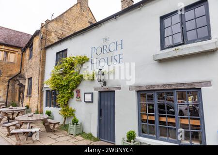 Il pub, Inn e hotel Porch House a Stow sul Wold Gloucestershire, considerato il più antico albergo d'Inghilterra, intorno al 947 d.C., Cotswolds, Inghilterra, Regno Unito, 2023 Foto Stock