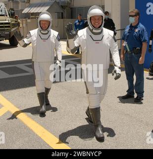 Gli astronauti della NASA Douglas Hurley, Left, e Robert Behnken, indossando tute spaziali SpaceX, sono visti mentre lasciano il Neil A. Armstrong Operations and Checkout Building for Launch Complex 39A durante una prova generale prima del lancio della missione Demo-2, sabato 23 maggio 2020, al Kennedy Space Center della NASA in Florida. La missione SpaceX Demo-2 della NASA è il primo lancio con gli astronauti della navicella spaziale SpaceX Crew Dragon e del razzo Falcon 9 sulla stazione spaziale Internazionale come parte del Commercial Crew Program dell'agenzia. Il volo di prova serve come dimostrazione end-to-end del transpor dell’equipaggio di SpaceX Foto Stock