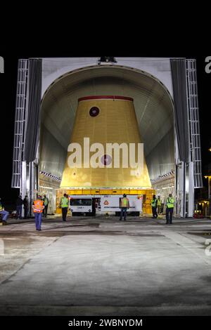 I tecnici con Exploration Ground Systems della NASA iniziano a scaricare l'adattatore per stadio del veicolo di lancio (LVSA) per il razzo Space Launch System (SLS) dell'agenzia e lo spostano al Vehicle Assembly Building (VAB) presso il Kennedy Space Center della NASA in Florida il 30 luglio 2020, per l'elaborazione. Trasportato dalla chiatta Pegasus della NASA, l'LVSA è arrivato al molo del bacino di 39 Turn del Kennedy's Launch Complex dopo essere partito dal Marshall Space Flight Center dell'agenzia a Huntsville, Alabama. L'LVSA collegherà lo stadio centrale SLS allo stadio superiore del razzo e rimarrà nel VAB fino al momento dell'impilamento Foto Stock