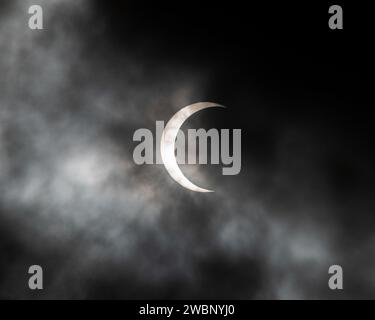 Gli aeromobili DC-8 della NASA dell'Armstrong Flight Research Center hanno condotto ricerche sulla riduzione delle emissioni di particelle del motore a Everett, Washington. Lo studio ha coinvolto Boeing, United, GE Aerospace, DLR, FAA, e World Energy, che misura le emissioni di un aereo passeggeri utilizzando il carburante per l’aviazione sostenibile (SAF). Foto Stock