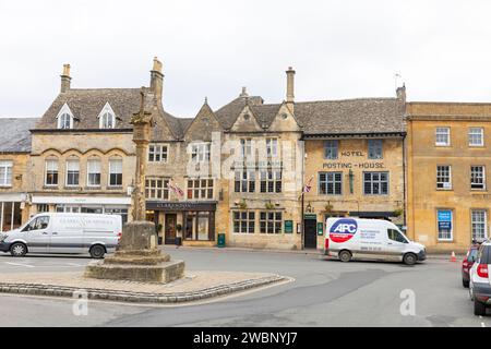 Ammira la Wold vista della piazza del mercato e del Market Cross con gli edifici in pietra cotswold intorno alla piazza, Gloucestershire, Inghilterra, Regno Unito, 2023 Foto Stock