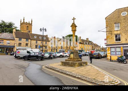 Ammira la Wold vista della piazza del mercato e del Market Cross con gli edifici in pietra cotswold intorno alla piazza, Gloucestershire, Inghilterra, Regno Unito, 2023 Foto Stock