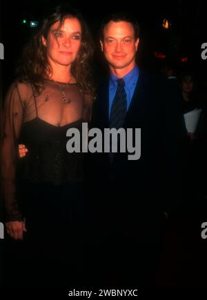 Los Angeles, California, USA 1 novembre 1996 l'attore Gary Sinise e la moglie Moira Harris assistono alla Touchstone Pictures Ransom Premiere al Mann Village Theatre il 1 novembre 1996 a Los Angeles, California, USA. Foto di Barry King/Alamy Stock Photo Foto Stock