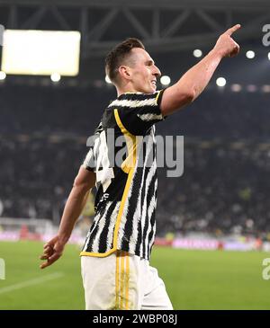 Torino, Italia. 11 gennaio 2024. Arkadiusz Milik, FC Juventus, celebra il suo secondo gol durante la partita di calcio dei quarti di Coppa Italia tra FC Juventus e Frosinone a Torino, in Italia, 11 gennaio 2024. Credito: Federico Tardito/Xinhua/Alamy Live News Foto Stock