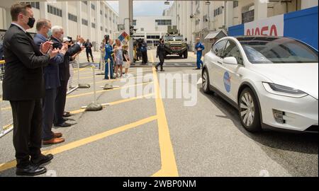 Il 27 maggio 2020, gli astronauti della NASA Douglas Hurley e Robert Behnken lasciarono il Neil A. Armstrong Operations and Checkout Building al Kennedy Space Center per salire a bordo della navicella spaziale SpaceX Crew Dragon per la missione Demo-2. Il lancio, parte del Commercial Crew Program della NASA, è stato cancellato a causa delle condizioni meteorologiche e riprogrammato per il 30 maggio 2020 dal Launch Complex 39A. Demo-2 è il primo volo con equipaggio di Crew Dragon e Falcon 9 sulla ISS, dimostrando il trasporto end-to-end dell'equipaggio. Foto Stock