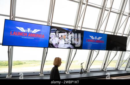 Kathy Lueders, responsabile del programma Commercial Crew della NASA, monitora il video degli astronauti Behnken e Hurley a bordo della Crew Dragon dopo il lancio della Demo-2. Il razzo Falcon 9 lanciò l'equipaggio sulla ISS dal Kennedy Space Center il 30 maggio 2020, dimostrando le capacità di volo spaziale degli Stati Uniti verso l'orbita terrestre bassa. Foto Stock