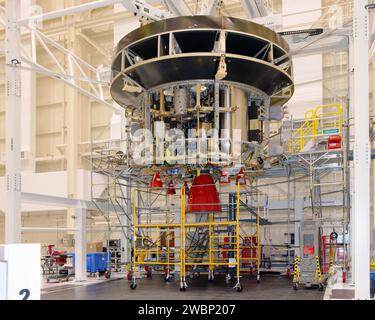 L'articolo di prova strutturale dell'European Service Module per Orion è arrivato alla NASA il 12 gennaio 2016 ed è stato collocato su un ponteggio per accoppiarsi con l'adattatore Crew Module per i test alla Plum Brook Station, Ohio. Foto Stock