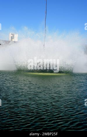Le fotografie documentano i test del modulo equipaggio di atterraggio in acqua presso l'Aberdeen test Facility di Aberdeen, Maryland, concentrandosi sulle valutazioni di atterraggio in caso di spruzzi. Foto Stock