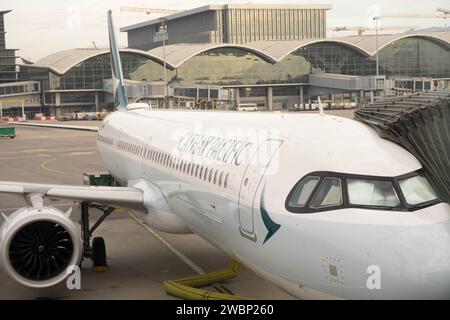 Vista frontale e posteriore degli aeromobili Cathay Pacific parcheggiati sul piazzale asfaltato presso l'aeroporto internazionale di Hong Kong， Cina Foto Stock