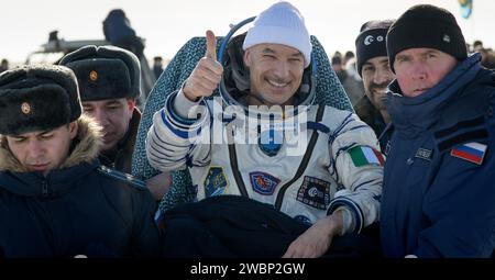 L'astronauta ESA Luca Parmitano viene trasportato in una tenda medica poco dopo che lui, l'astronauta NASA Christina Koch e il cosmonauta Roscosmos Alexander Skvortsov sono atterrati nella loro navicella Soyuz MS-13 vicino alla città di Zhezkazgan, Kazakistan, giovedì 6 febbraio 2020. Koch è tornato sulla Terra dopo aver registrato 328 giorni nello spazio --- il volo spaziale più lungo della storia da parte di una donna -- come membro delle spedizioni 59-60-61 sulla stazione spaziale Internazionale. Skvortsov e Parmitano tornarono dopo 201 giorni nello spazio dove servirono come membri dell'equipaggio della Expedition 60-61 a bordo della stazione. Foto Stock