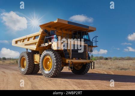 camion della miniera di diamanti che guida su una strada sterrata sotto il sole rovente Foto Stock