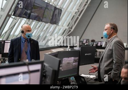 Michael Hess, direttore associato facente funzione del Johnson Space Center della NASA, Left, parla con Norm Knight, vicedirettore delle operazioni di volo presso il Johnson Space Center della NASA, durante una prova generale in preparazione al lancio di un razzo SpaceX Falcon 9 che trasporta la navicella spaziale Crew Dragon della compagnia nella missione SpaceX Crew-1 della NASA con gli astronauti della NASA Mike Hopkins, Victor Glover, Shannon Walker, e l'astronauta Soichi Noguchi della Japan Aerospace Exploration Agency (JAXA) a bordo, giovedì 12 novembre 2020, nella sala di lancio quattro del Launch Control Center del Kennedy Space Center della NASA in Florida. NASA Foto Stock