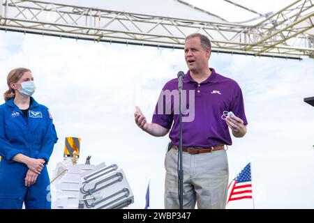 L'amministratore della NASA Jim Bridenstine risponde a una domanda durante un Mars 2020 NASA Social al Kennedy Space Center's News Center in Florida il 29 luglio 2020. A sinistra c'è l'astronauta della NASA Zena Cardman. L'elicottero Mars Perseverance rover e Ingenuity è programmato per il lancio il 30 luglio, su un razzo United Launch Alliance Atlas V 541 dallo Space Launch Complex 41 presso la vicina Cape Canaveral Air Force Station. Il rover fa parte del Mars Exploration Program della NASA, uno sforzo a lungo termine di esplorazione robotica del pianeta Rosso. Il rover cercherà condizioni abitabili nell'antico passato e segni di miglia passate Foto Stock