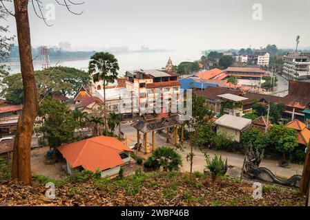 Affacciato sul fiume Mekong e su una piccola cittadina, è anche una popolare attrazione turistica, presso il punto d'incontro dei confini con Thailandia, Myanmar e Laos. Foto Stock