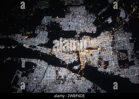 Una vista notturna dalla stazione spaziale Internazionale mostra Khartoum, Sudan, circondata dai fiumi Nilo, Nilo Blu e Nilo bianco l'11 novembre 2020. Foto Stock