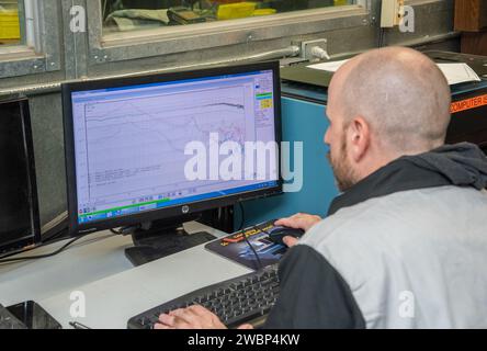 Gli ingegneri della NASA hanno condotto test di vibrazione sul controller per motori da crociera X-57 Maxwell, raccogliendo dati per valutare le prestazioni elettriche e la risposta strutturale in condizioni simili al volo. Foto Stock