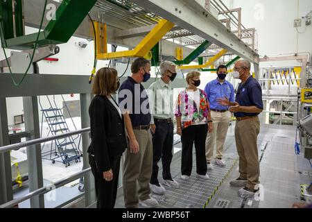 Catherine Koerner, di estrema sinistra, responsabile del programma NASA Orion, insieme ai senior manager di Orion, e Exploration Ground Systems (EGS), visita il Multi-Payload Processing Facility (MPPF) presso il Kennedy Space Center della NASA in Florida il 5 ottobre 2020. Ad accompagnarla, da sinistra, ci sono Mike Bolger, manager EGS; Scott Wilson, manager di Orion Production Operations; Annette Hasbrook, assistente manager di Orion Program; e Jeremy Parsons, vice manager di EGS. A parlare con il gruppo c'è Skip Williams, responsabile delle operazioni del team di integrazione degli elementi offline della navicella spaziale MPPF. Koerner ha visto l'hardware delle navicelle spaziali e. Foto Stock