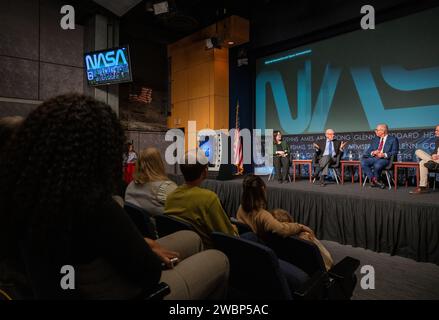 Da sinistra a destra, il moderatore e giornalista del Washington Post Shelly Tan, creatore del logotipo del worm della NASA Richard Danne, e il designer del Pentagram Michael Bierut, partecipano a una tavola rotonda durante un evento dedicato a Richard Danne, lunedì 6 novembre 2023, presso il quartier generale della NASA Mary W. Jackson a Washington. Foto Stock