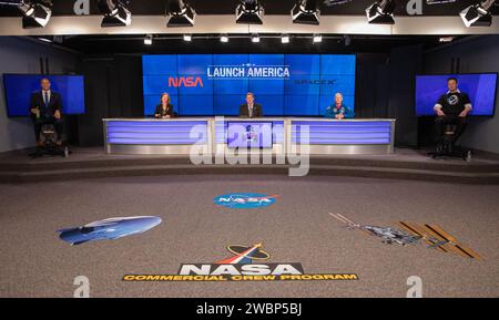 All'interno dell'auditorium Press Site del Kennedy Space Center della NASA in Florida, i funzionari della NASA e della SpaceX conducono una conferenza stampa post-lancio il 30 maggio 2020, in seguito al lancio della missione SpaceX Demo-2 dell'agenzia nella stazione spaziale Internazionale. Da sinistra ci sono: Amministratore della NASA Jim Bridenstine; responsabile del programma NASA Commercial Crew Kathy Lueders; responsabile del programma NASA International Space Station Kirk Shireman; astronauta capo della NASA Pat Forrester; e ingegnere capo Elon Musk. Lancio del razzo SpaceX Falcon 9 e della navicella spaziale Crew Dragon, che trasporta gli astronauti della NASA Robert Behnken e Dougla Foto Stock