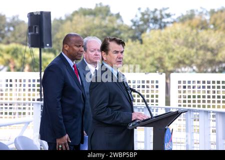 Il CEO della Astrononauts Memorial Foundation Thad Altman si rivolge al pubblico durante la cerimonia del giorno della memoria della NASA presso lo Space Mirror Memorial nel Kennedy Space Center Visitor Complex il 30 gennaio 2020. Dietro Altman, da sinistra a destra, ci sono Kelvin Manning, direttore associato Kennedy, tecnico; e Burt Summerfield, direttore associato, direzione. Gli equipaggi dell'Apollo 1 e delle navette spaziali Challenger e Columbia, così come altri astronauti caduti che hanno perso la vita in nome dell'esplorazione e della scoperta dello spazio, sono stati onorati all'evento annuale. Foto Stock