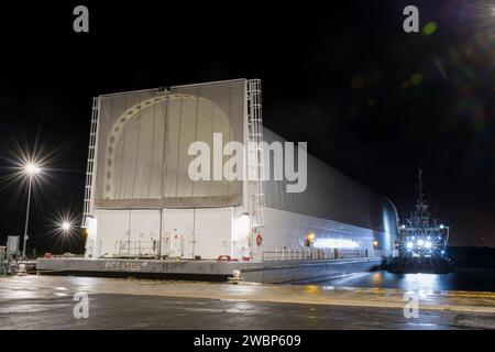 Queste immagini mostrano la chiatta Pegasus della NASA presso la Michoud Assembly Facility della NASA a New Orleans mentre trasportava l'adattatore per il palco del veicolo di lancio Artemis i (LVSA) del razzo Space Launch System dell'agenzia al Kennedy Space Center della NASA in Florida. Partendo con l'adattatore dal Marshall Space Flight Center della NASA a Huntsville, Alabama, Pegasus fece una breve sosta a Michoud per scaricare rifornimenti e attrezzature prima di continuare il suo viaggio a Kennedy. L'LVSA collega lo stadio centrale del razzo profondo alto 212 piedi allo stadio superiore del razzo e sarà utilizzato per Artemis i, il primo di una serie di increasin Foto Stock