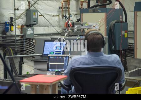La NASA ha condotto test di vibrazione sul controller per motori da crociera X-57 Maxwell presso l'Armstrong Flight Research Center per confermare l'affidabilità operativa e l'integrità in condizioni di volo simulate per l'aeromobile completamente elettrico. Foto Stock