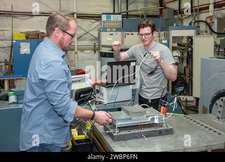 Gli ingegneri NASA e Empirical Systems Aerospace hanno condotto test di vibrazione sul controller per motori da crociera X-57 Maxwell presso il laboratorio ambientale di Armstrong per verificare l'integrità strutturale del volo. Foto Stock