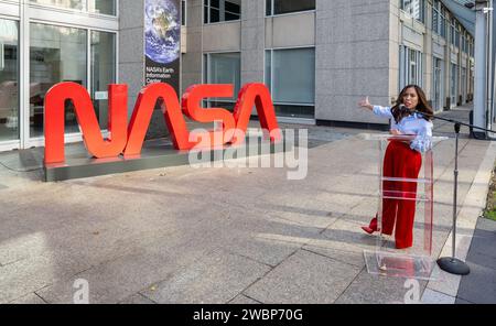 Megan Cruz, specialista degli affari pubblici della NASA, fa commenti durante un evento dedicato a Richard Danne, creatore del logotipo del worm della NASA, lunedì 6 novembre 2023, presso il quartier generale della NASA Mary W. Jackson a Washington. Foto Stock