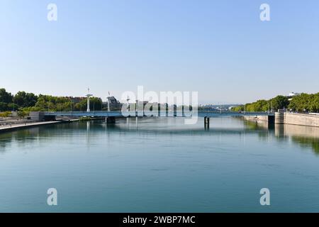 Pont de la Guillotiere bridge a Lione, Francia su un panorama dell'argine del fiume Rodano (Quais de rhone) con i vecchi edifici e monumenti Foto Stock