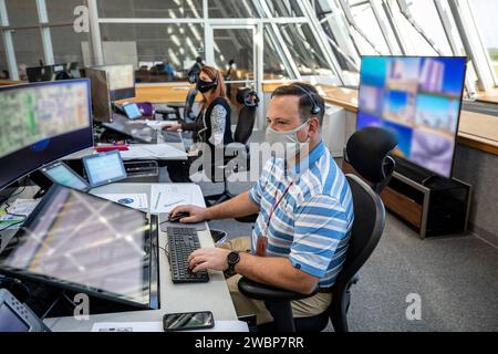 Charlie Blackwell-Thompson, a sinistra, direttore del lancio della NASA Artemis; e Wes Mosedale, assistente tecnico del direttore del lancio, monitorano una simulazione di carico del propellente criogenico all'interno della sala di lancio 1 nel Launch Control Center il 2 novembre 2020, al Kennedy Space Center della NASA in Florida. Un team di ingegneri con Exploration Ground Systems e Jacobs, membri del team di lancio della criogenia, stanno provando i passaggi per caricare l'idrogeno liquido super-raffreddato e l'ossigeno liquido nel nucleo dello Space Launch System (SLS) e le seconde fasi per prepararsi ad Artemis I. Il primo di una serie di sempre più Foto Stock