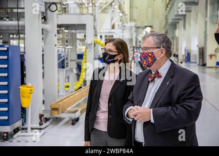 Catherine Koerner, a sinistra, responsabile del programma NASA Orion, insieme ai senior manager di Orion e Lockheed Martin, visita il Neil Armstrong Operations and Checkout Building al Kennedy Space Center della NASA in Florida il 6 ottobre 2020. Ad accompagnarla, a destra ci sono Mike Hawes, vice presidente di Lockheed Martin e manager del programma Orion. Koerner vide la navicella Orion per le missioni Artemis i e II. La prima di una serie di missioni sempre più complesse, Artemis i testerà la navicella spaziale Orion e il sistema di lancio spaziale come sistema integrato prima dei voli con equipaggio sulla Luna. Sotto l'Artemis p Foto Stock