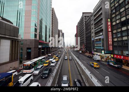 Traffico su una strada principale vicino alla stazione principale di Taipei a Taipei, Taiwan. Foto Stock