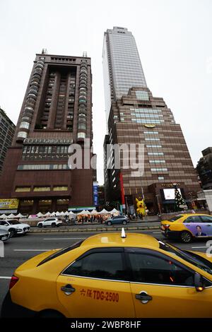 Shin Kong Life Tower di fronte alla stazione principale di Taipei a Taipei, Taiwan. Foto Stock