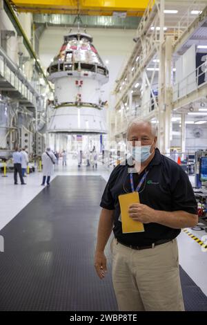 Bill Burr, responsabile della sicurezza Lockheed Martin, si trova all'interno della baia di Neil Armstrong Operations and Checkout Building presso il Kennedy Space Center della NASA in Florida il 20 agosto 2020. I tecnici stanno lavorando per riportare in sicurezza la navicella spaziale Artemis i Orion nella cella VELOCE dopo aver completato l'installazione del cono dell'adattatore della navicella spaziale (SA) all'interno della baia alta. Questa è una delle ultime operazioni hardware principali che il veicolo spaziale subirà durante l'elaborazione di closeout prima di essere integrato con il razzo Space Launch System (SLS) in preparazione alla prima missione Artemis. L'adattatore del veicolo spaziale Foto Stock