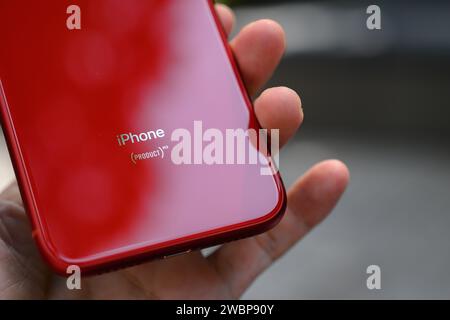 HCMC, VN - dicembre 2023. IPhone 8 Plus di colore rosso Foto Stock