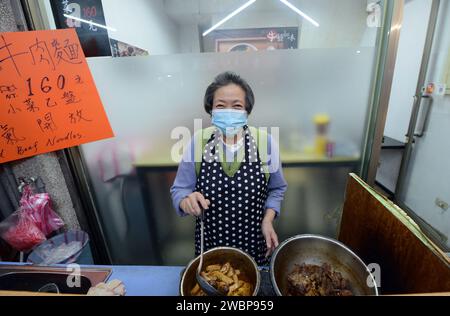 Ristorante a Hole in the Wall Beef Noodle in Neijiang Street nel quartiere dello shopping Ximending a Taipei, Taiwan. Foto Stock